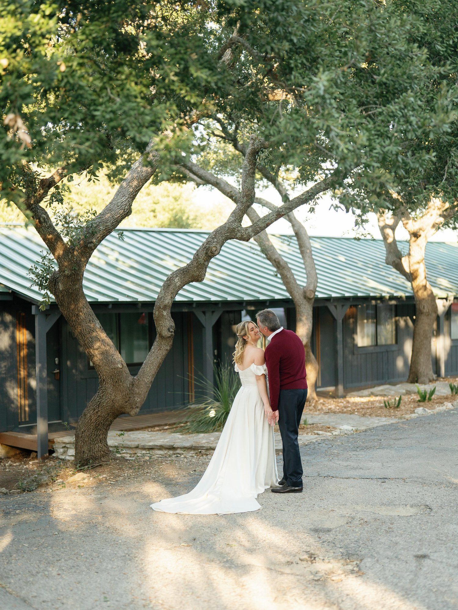 A wedding couple outside the motor lodge